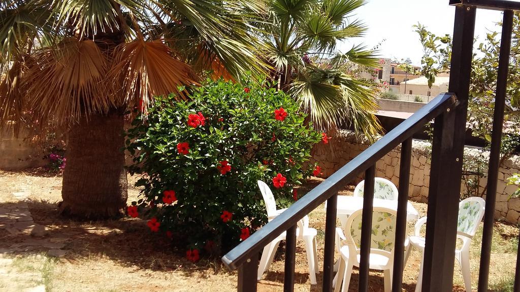 Hibiscus Rosso Villa Donnalucata  Buitenkant foto