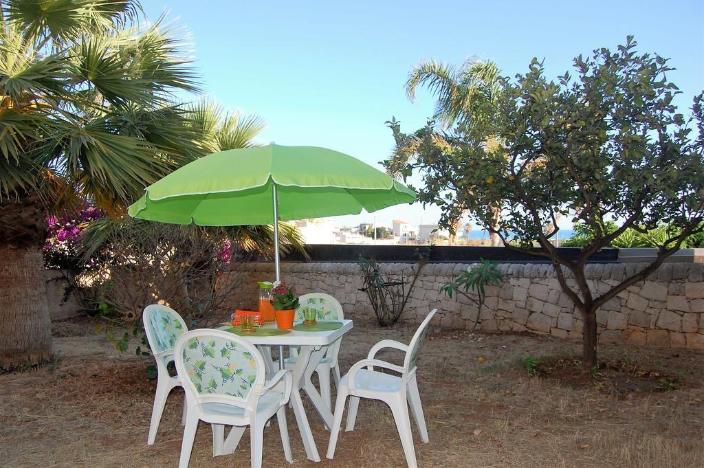 Hibiscus Rosso Villa Donnalucata  Buitenkant foto
